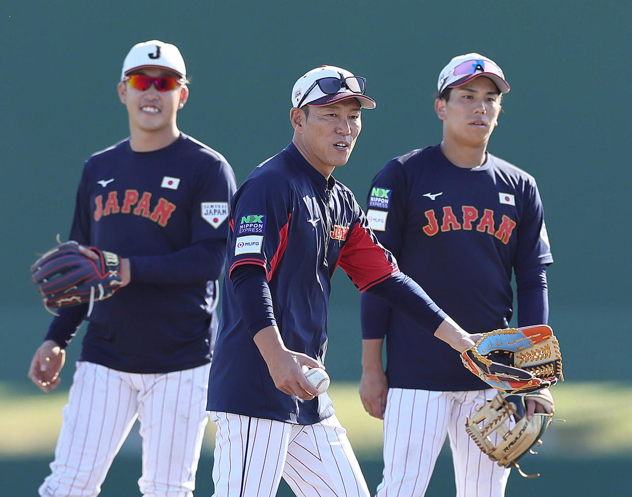 門脇（右）と小園（左）に守備の指導をする井端監督（撮影・足立雅史）