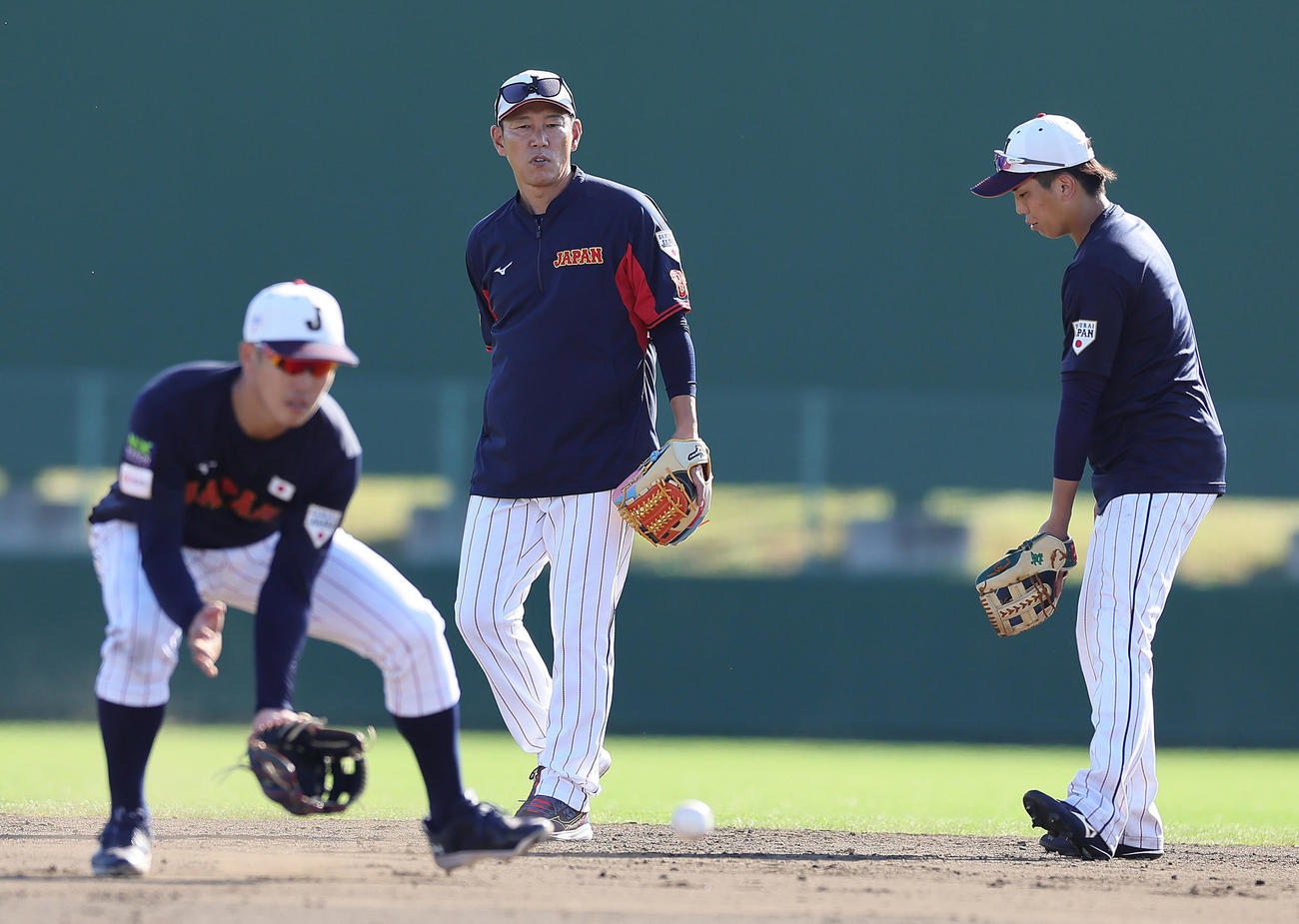 門脇（右）と小園（左）の内野ノックを見つめる井端監督（撮影・足立雅史）