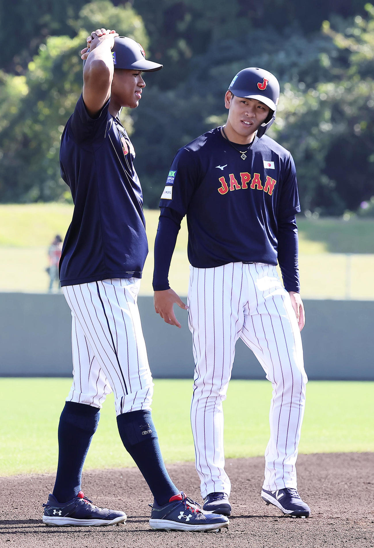 練習中、談笑する万波（左）と野村（撮影・足立雅史）