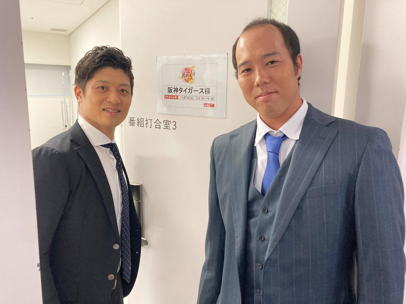 ABCテレビ「newsおかえり」に出演した阪神坂本（左）と青柳（球団提供）