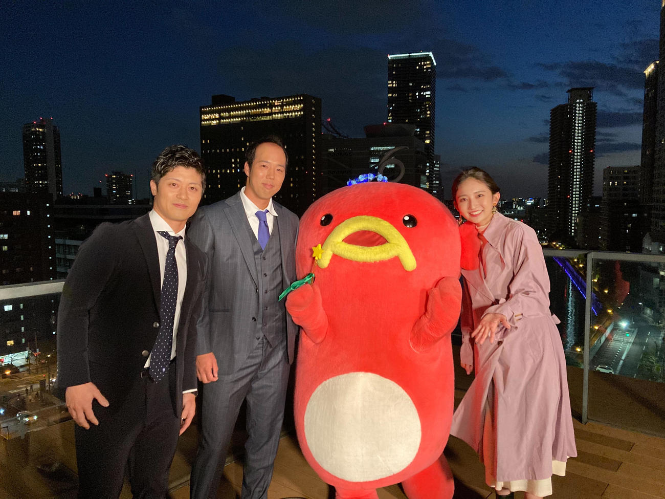 ABCテレビ「newsおかえり」に出演した（左から）阪神坂本と青柳、エビシー、友広南実お天気キャスター（球団提供）
