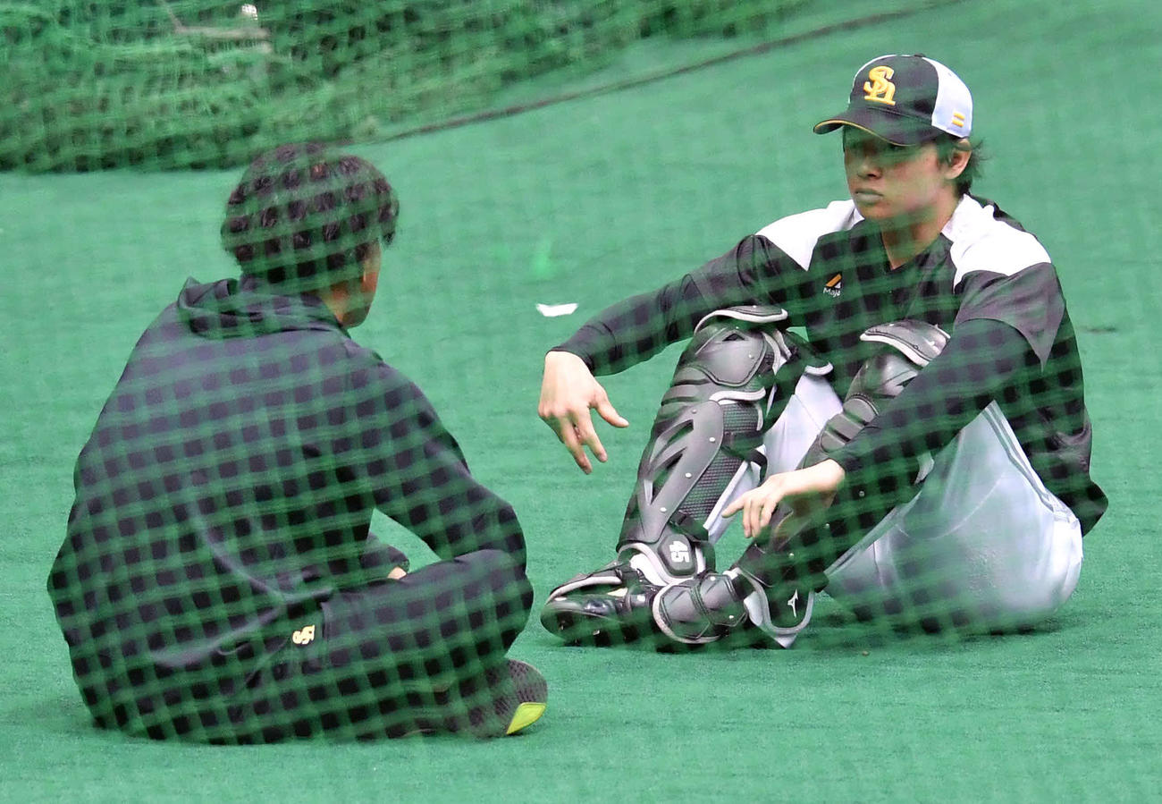 城島アドバイザー（左）と話す谷川原（撮影・岩下翔太）