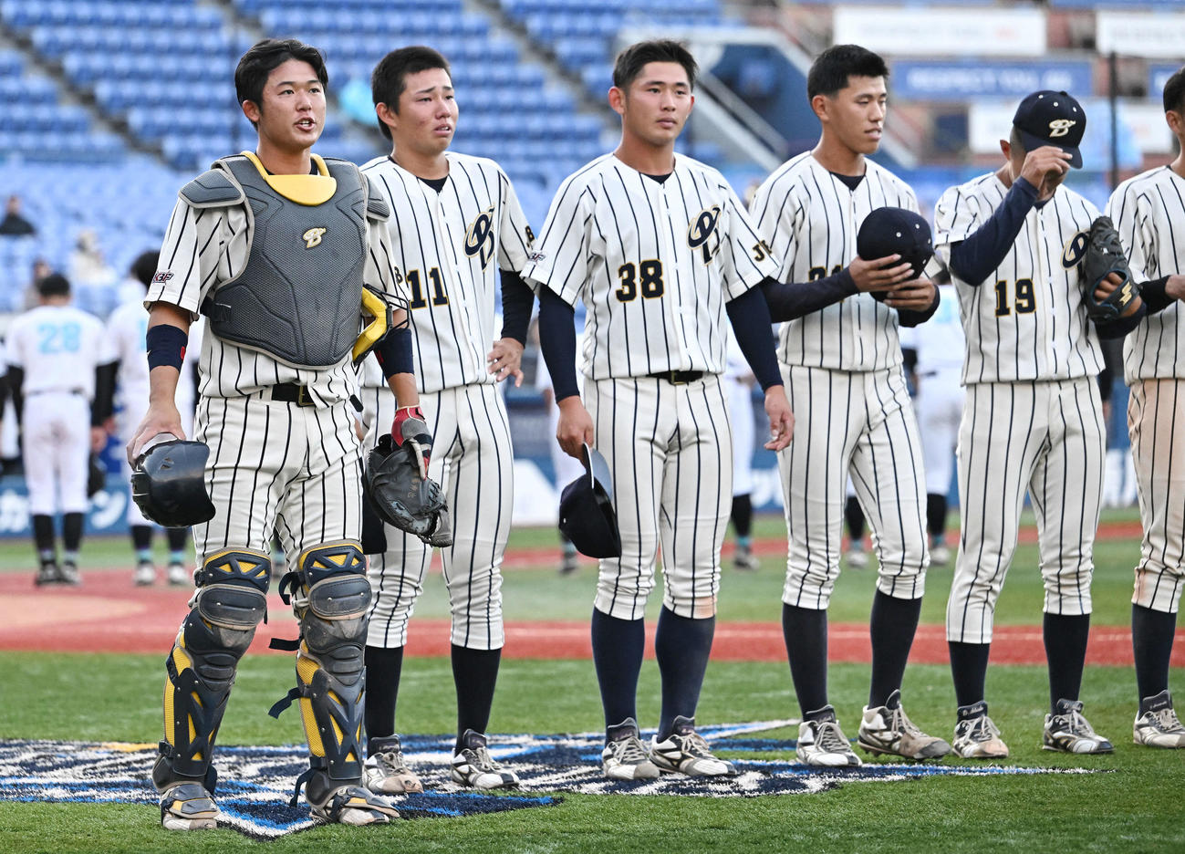 上武大対筑波大　試合に勝利しあいさつする上武大・進藤（左）ら（撮影・滝沢徹郎）