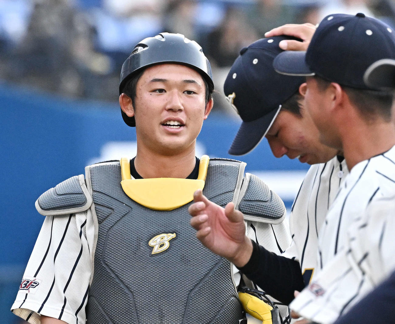 上武大対筑波大　試合後、涙を流す上武大・木口（中央）に声をかける進藤（後方）（撮影・滝沢徹郎）