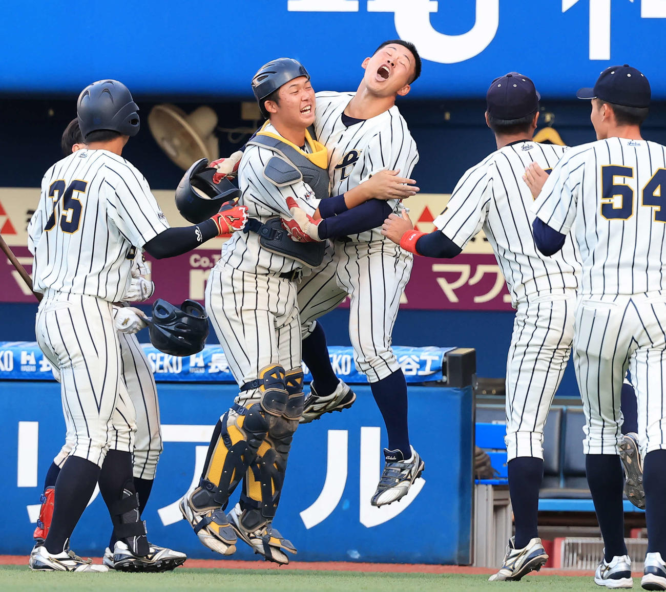 上武大対筑波大　9回表上武大2死一、三塁、山下が遊内野安打と遊撃悪送球を呼ぶ打撃で逆転し、ベンチから飛び出し歓喜する進藤（左から2人目）ら上武大ナイン（撮影・浅見桂子）