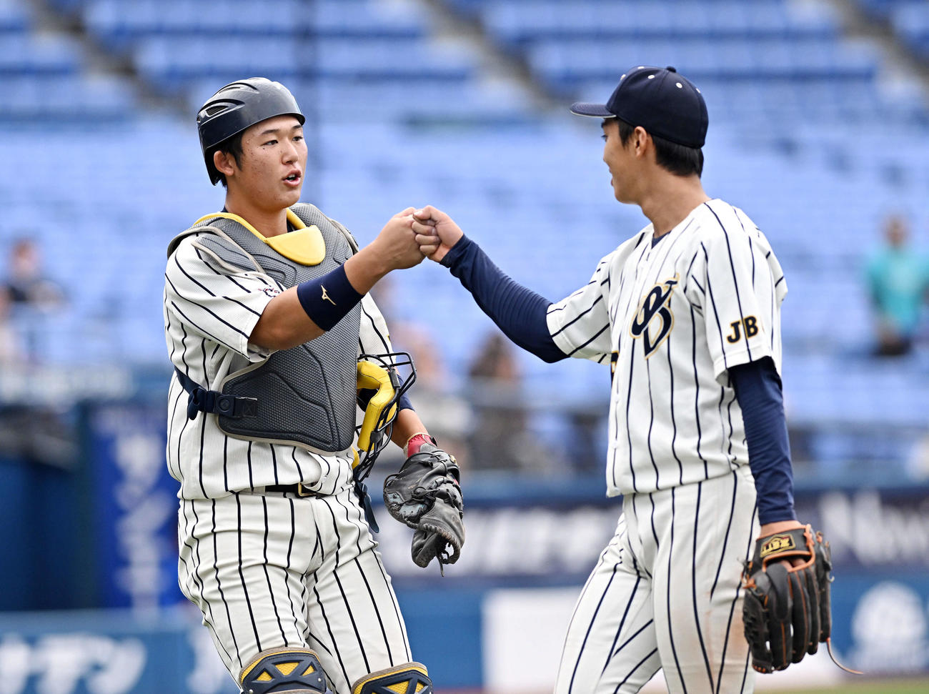 上武大対筑波大　5回裏の守備を終えた捕手進藤（左）は先発の笹森とグータッチする（撮影・滝沢徹郎）