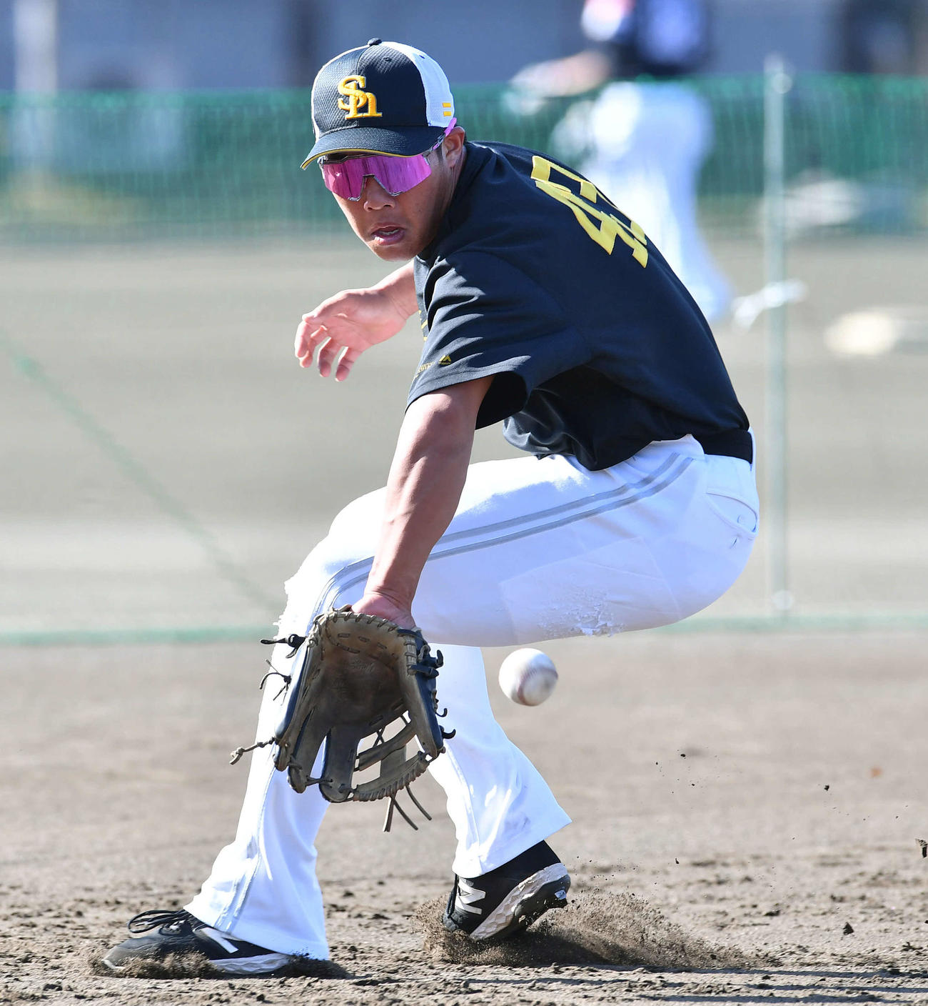 ノックを受ける井上（撮影・岩下翔太）