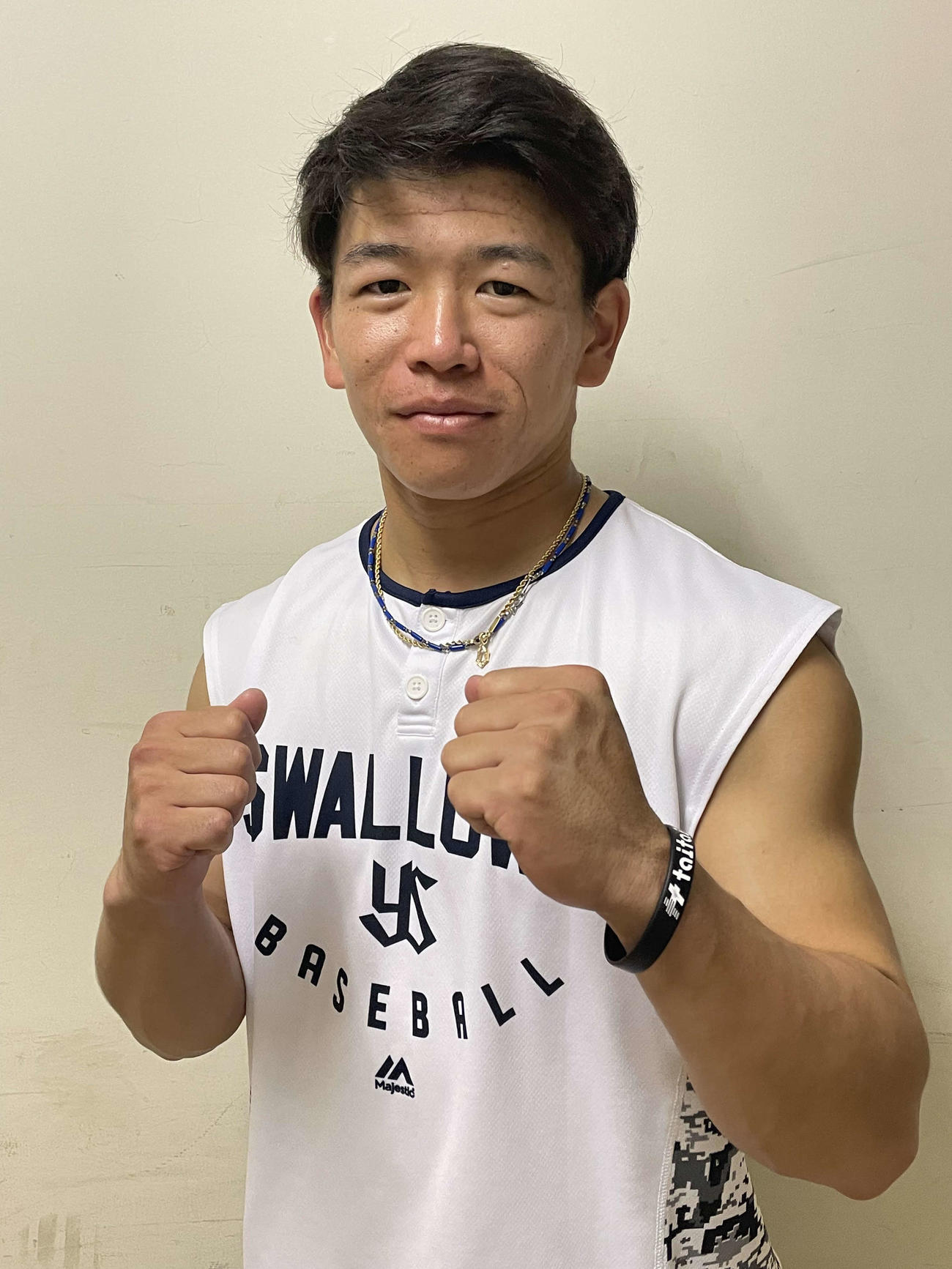 ファイティングポーズを決めるヤクルトのパッキャオこと、並木