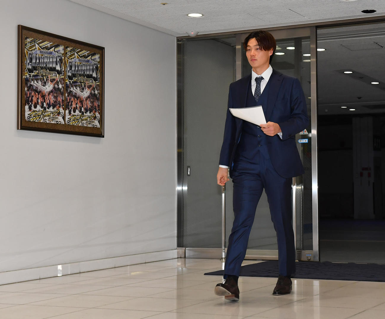 オリックス球団事務所を訪れた山崎福（撮影・清水貴仁）