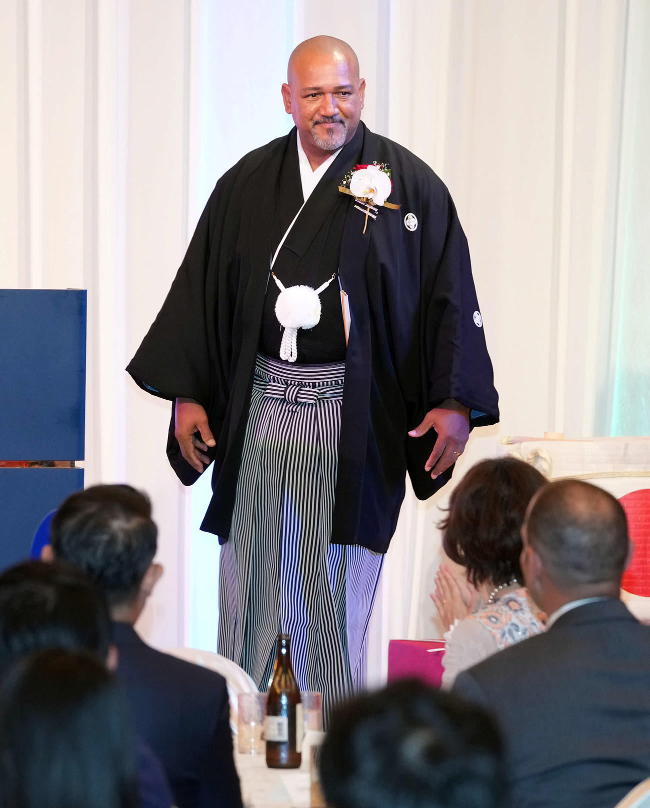 殿堂入りを祝う会に袴姿で壇上に上がるラミレス氏（撮影・たえ見朱実）