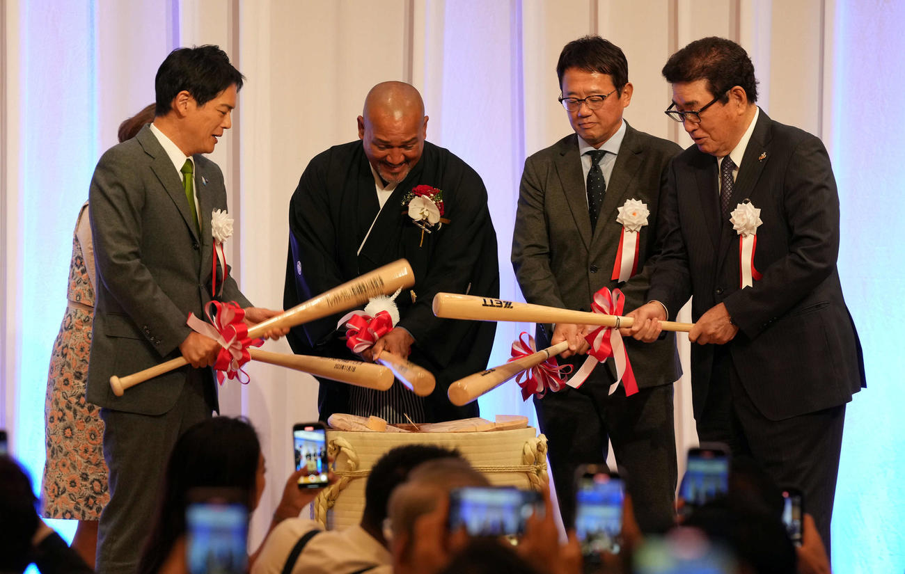 鏡開きをするラミレス氏（左から3人目）。左から山中横浜市長、1人おいて古田氏、山本氏（撮影・たえ見朱実）