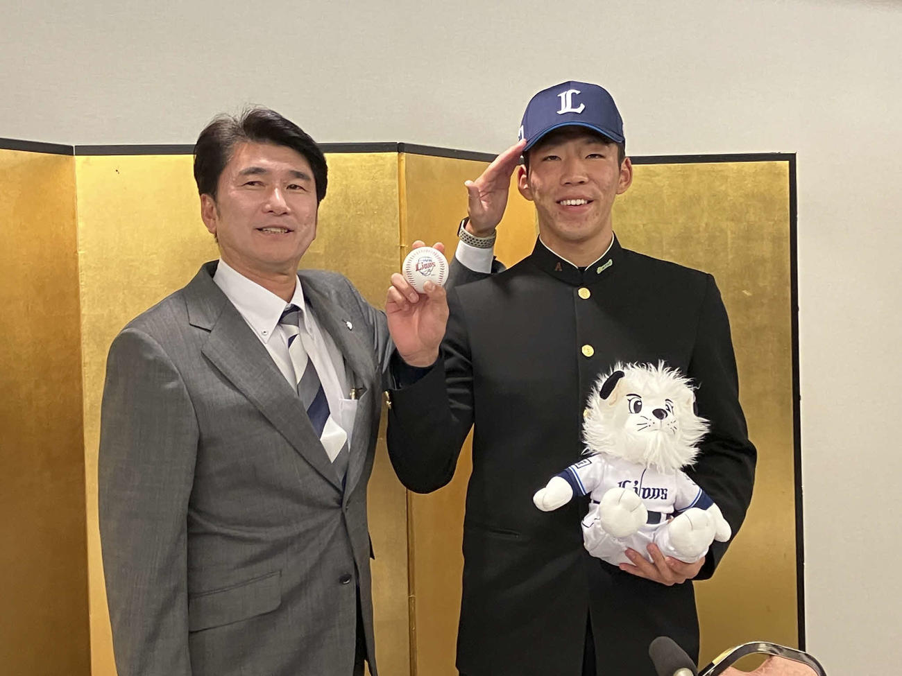 西武と仮契約を結んだ弘前工・成田晴風投手（右）（球団提供）
