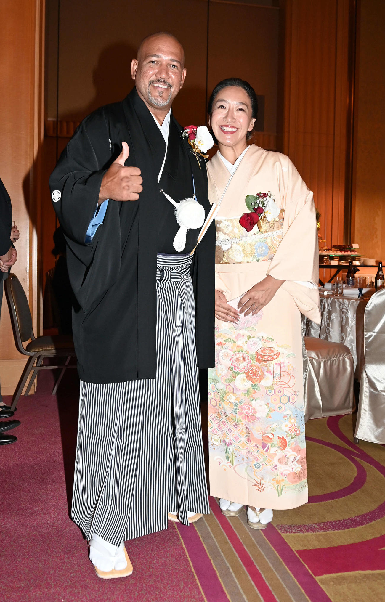 美保夫人（右）と記念撮影に納まるラミレス氏（撮影・たえ見朱実）
