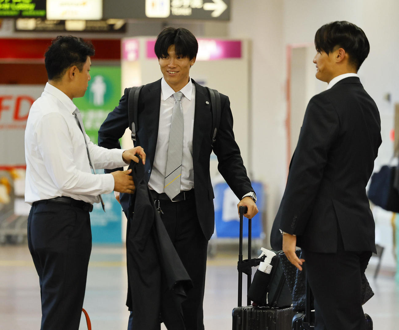 阪神秋季キャンプのため高知入りした阪神湯浅（中央）、西純（右）（撮影・藤尾明華）