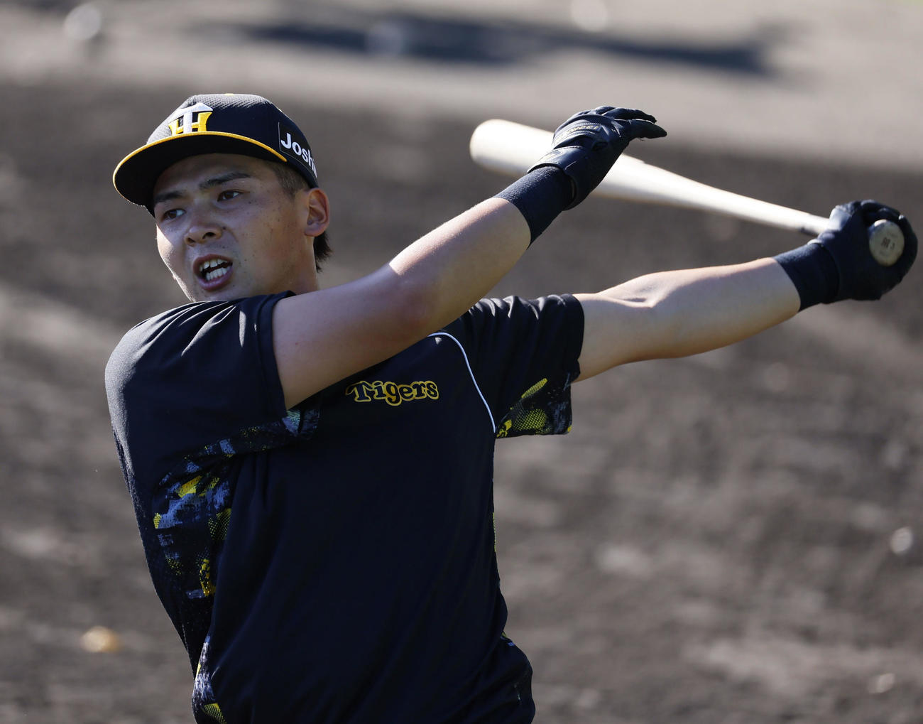 ロングティーで汗を流す阪神井上（撮影・藤尾明華）