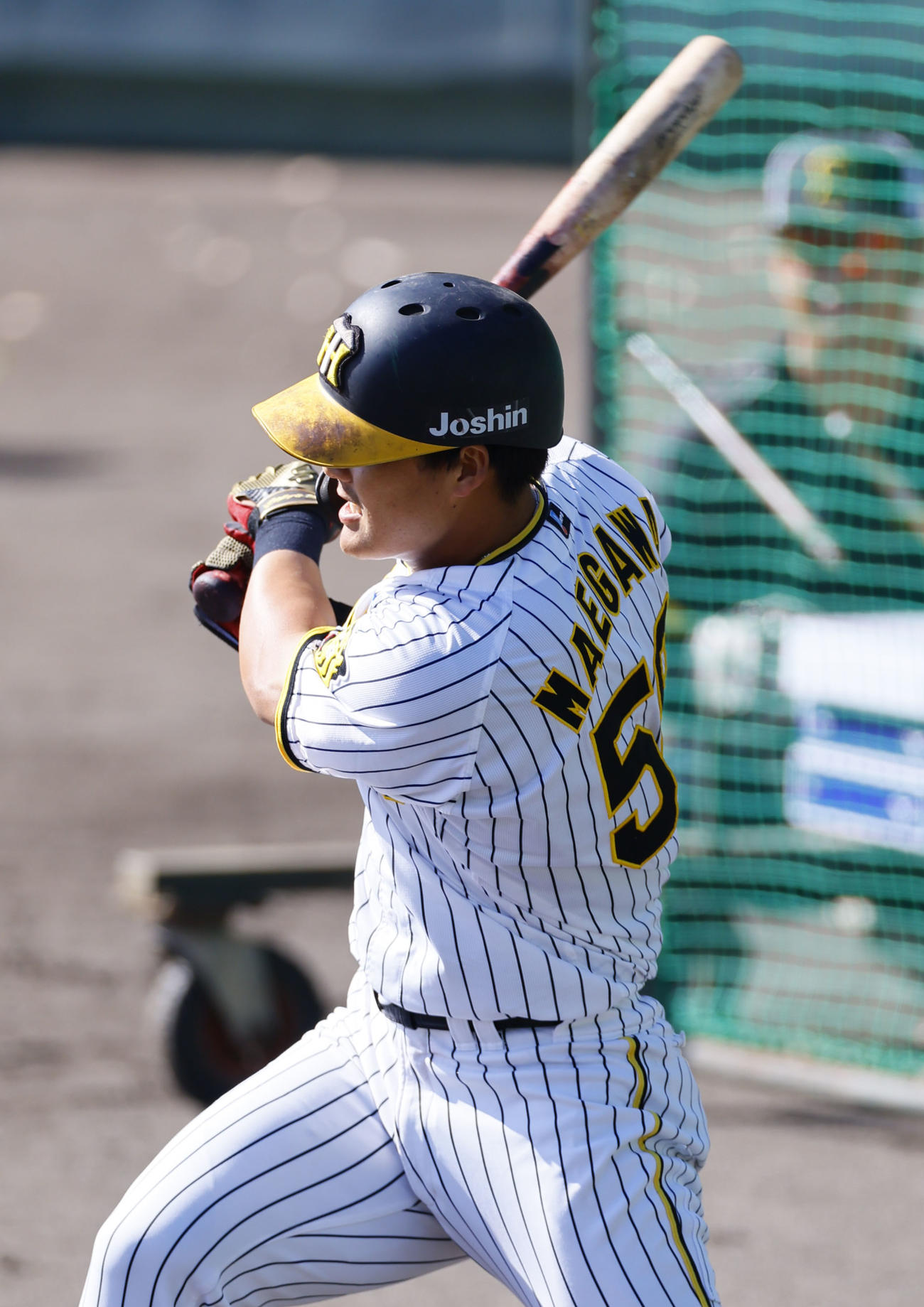 阪神秋季キャンプ　シート打撃で右前打を放つ阪神前川（撮影・藤尾明華）