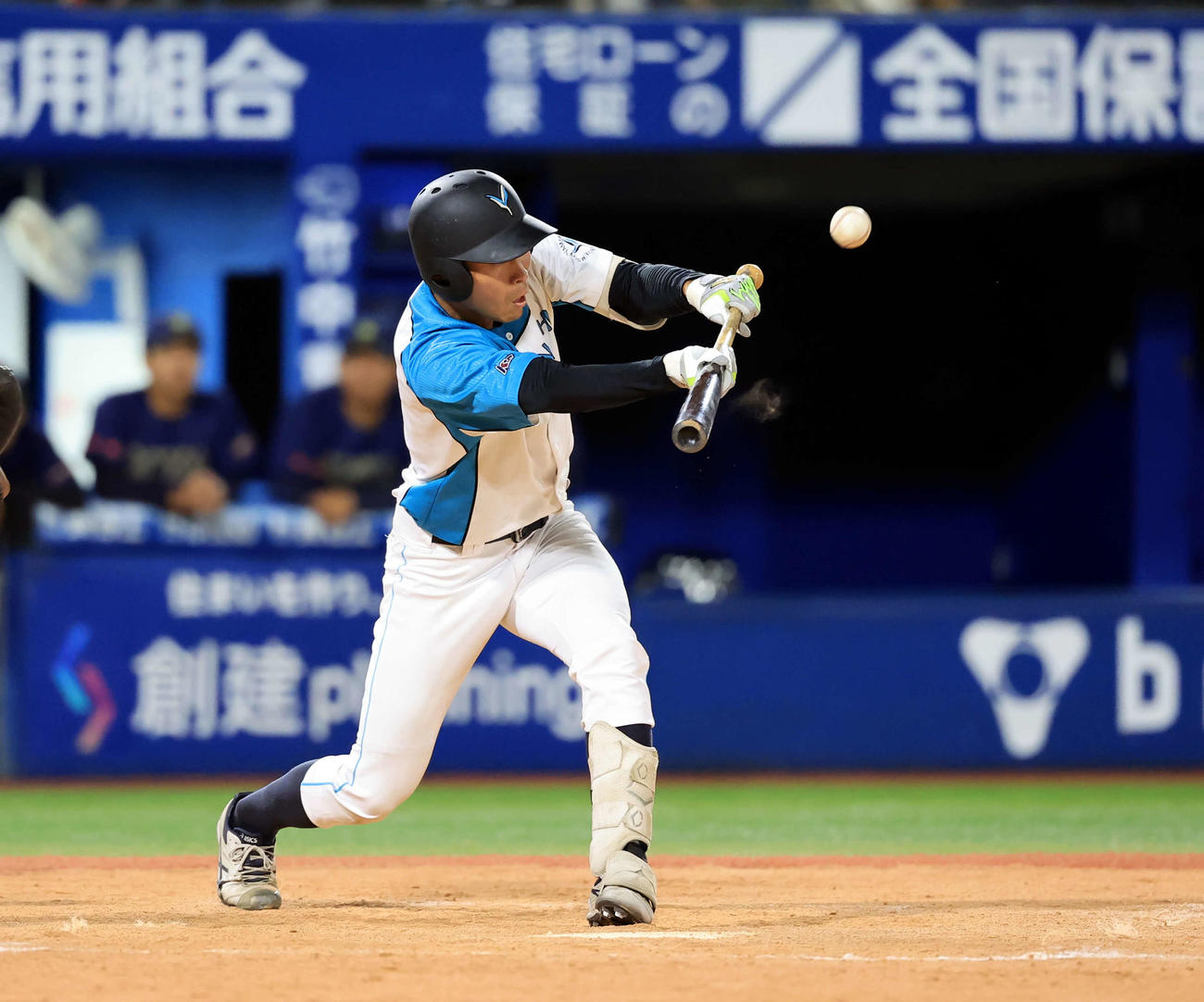 山梨学院大対創価大　10回表山梨学院大無死一、二塁、バントで出塁する宮崎（撮影・浅見桂子）