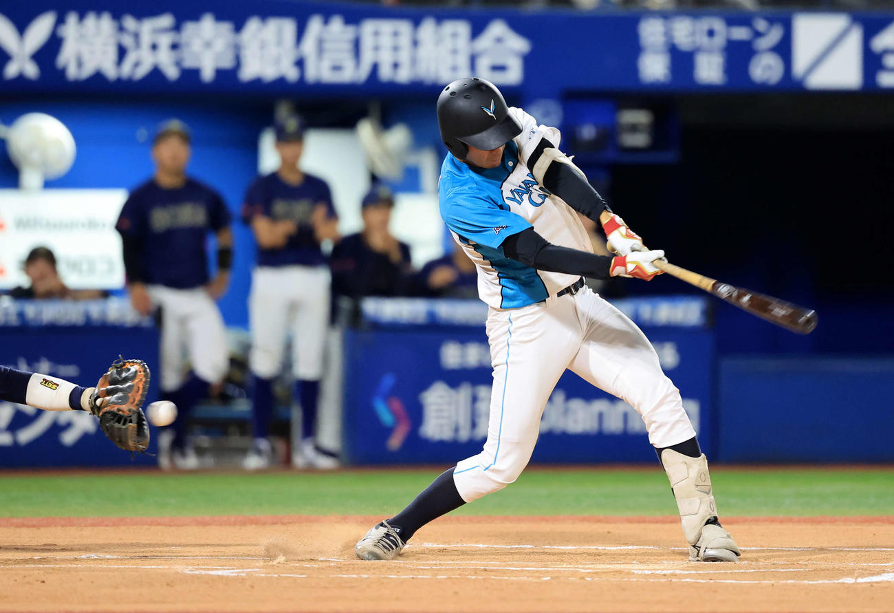 山梨学院大対創価大　6回表山梨学院大1死、宮崎は空振り三振に倒れる（撮影・浅見桂子）