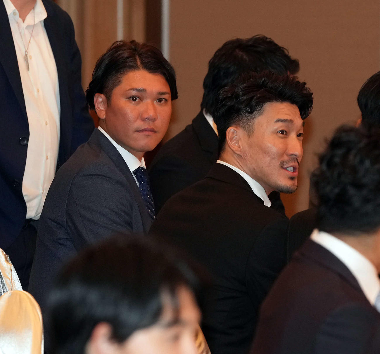アラミレス野球殿堂入りを祝う会に出席した巨人坂本（左）と梶谷（撮影・たえ見朱実）