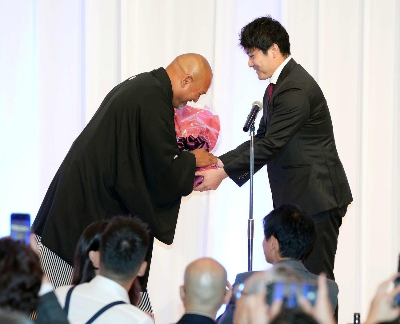 DeNA佐野（右）から花束を贈られるラミレス氏（撮影・たえ見朱実）