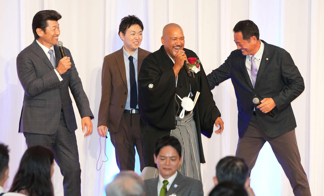 壇上に歴代のDeNAの監督が登壇。左から三浦監督、1人おいてラミレス氏、中畑氏（撮影・たえ見朱実）