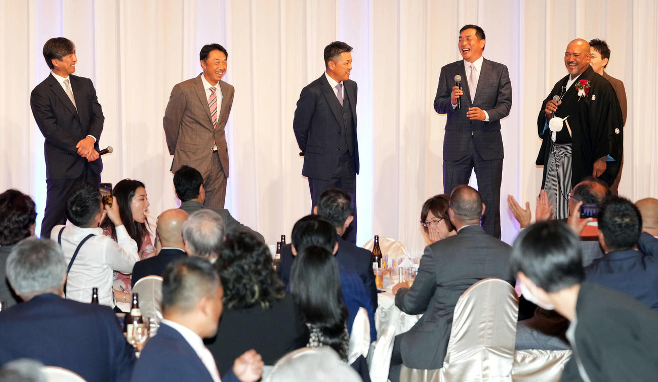 ラミレス氏（右端）と壇上に上がり笑顔を見せる、左から小笠原氏、宮本氏、谷繁氏、山本氏（撮影・たえ見朱実）