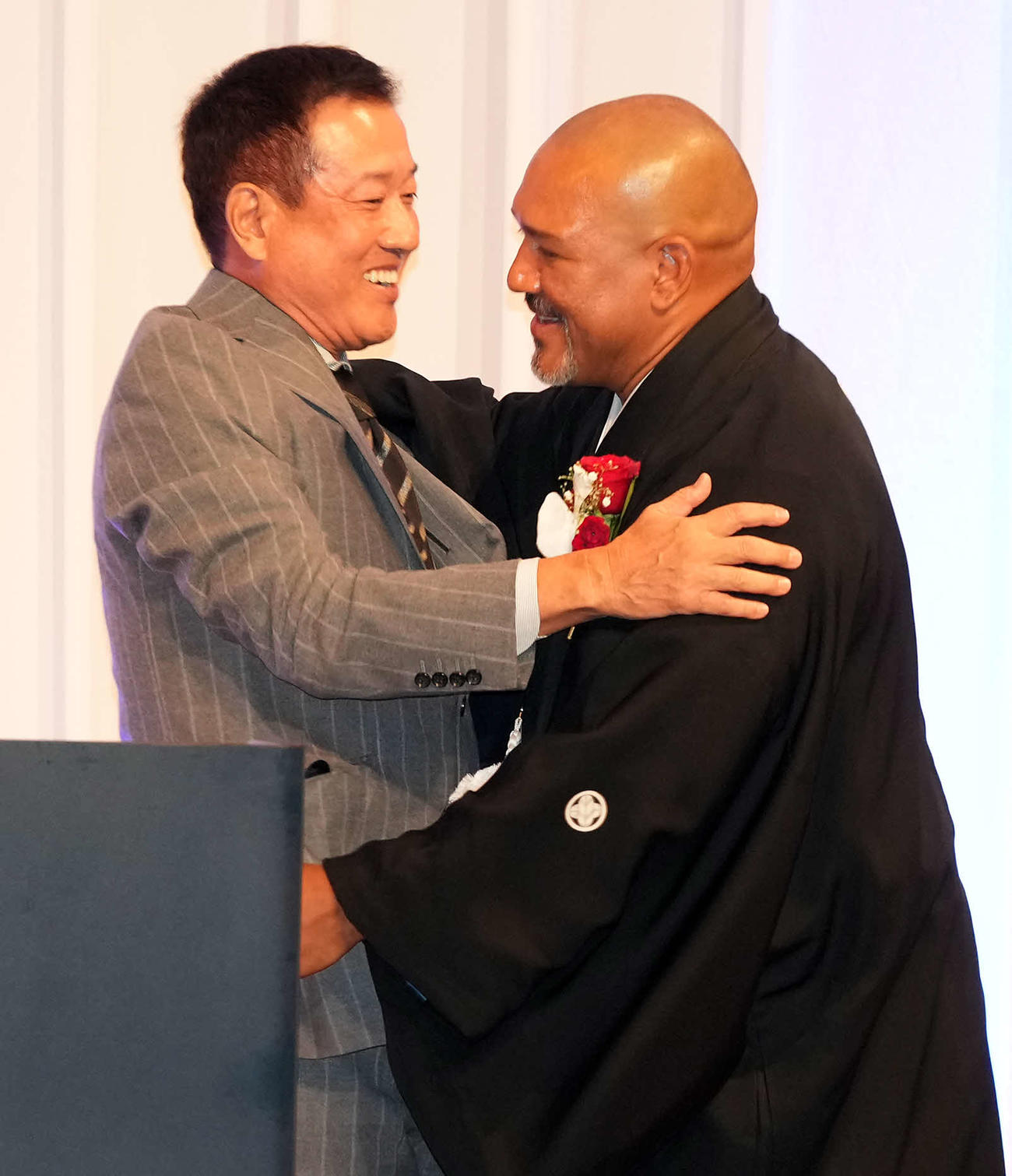 巨人前監督の原氏（左）と笑顔を見せるラミレス氏（撮影・たえ見朱実）