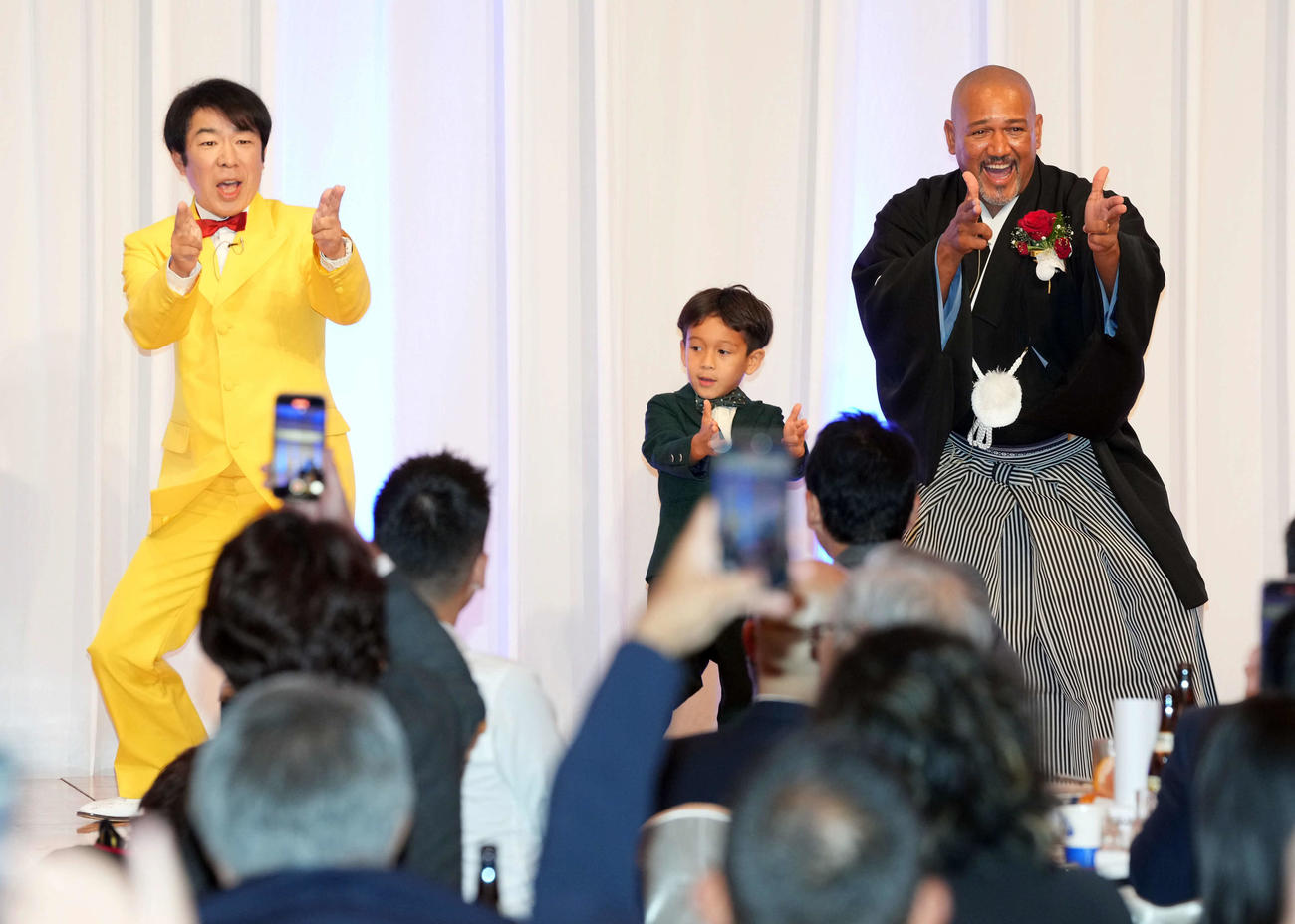 「ゲッツ」スペシャルゲストのダンディ坂野（左）とポーズを決めるラミレス氏（撮影・たえ見朱実）
