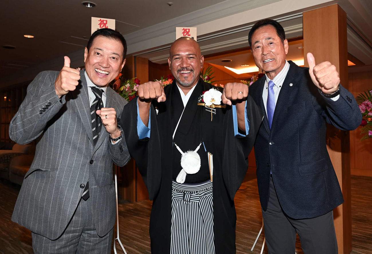 ラミレス氏（中央）野球殿堂入りを祝福する、巨人前監督の原氏（左）と中畑氏（撮影・たえ見朱実）