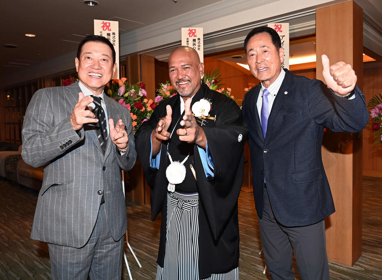 ラミレス氏（中央）野球殿堂入りを祝福する、左から巨人前監督の原氏、1人おいて中畑氏（撮影・たえ見朱実）
