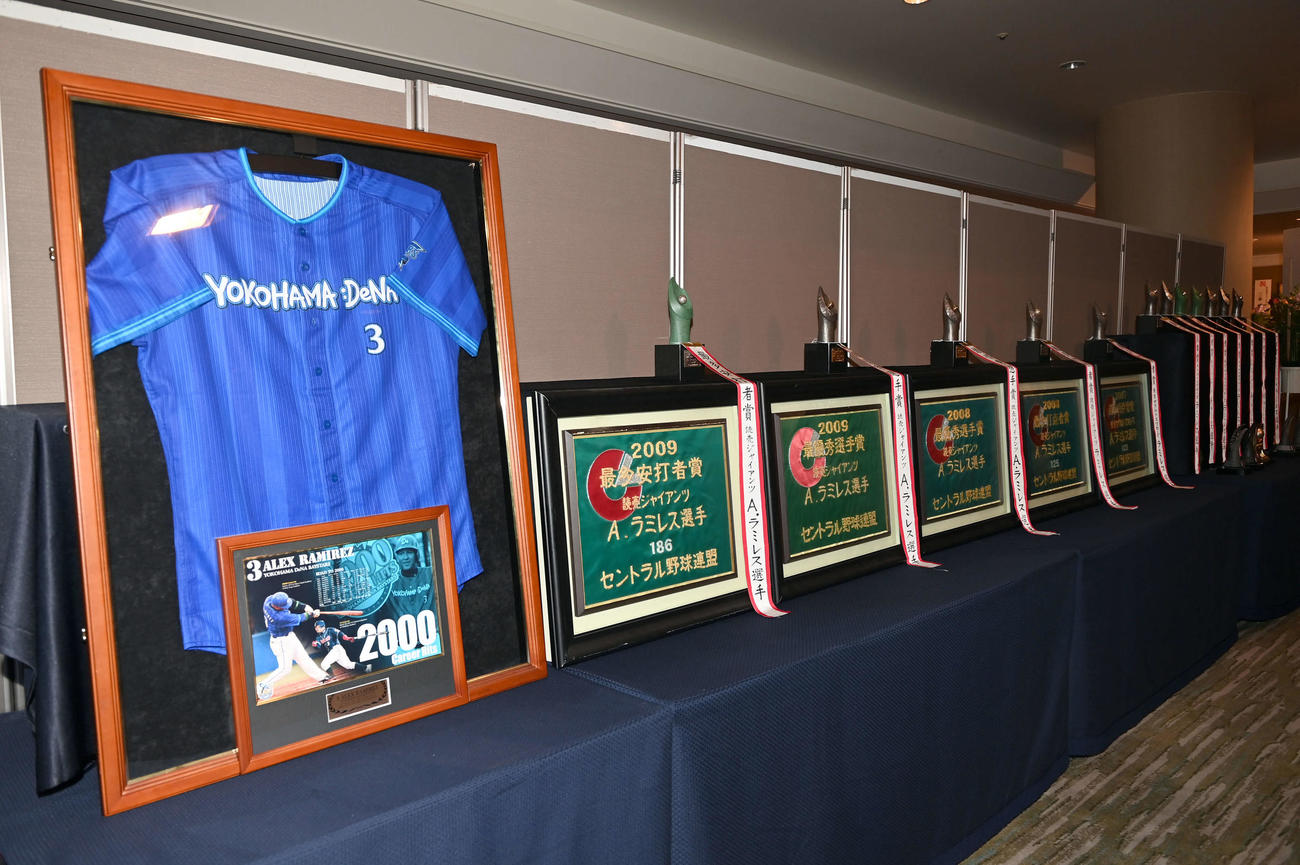 祝勝会の入り口に飾られた2000安打達成のラミレス氏ユニホームや記念品（撮影・たえ見朱実）