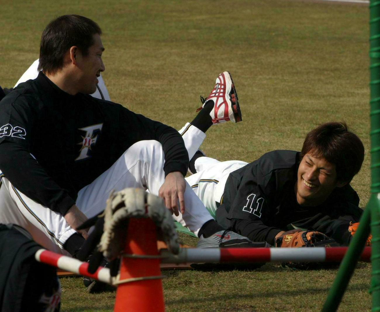 05年11月、右ひざ痛から秋季キャンプを離脱した日本ハムダルビッシュ有（右）は鎌ケ谷で練習を再開し中嶋聡と談笑する
