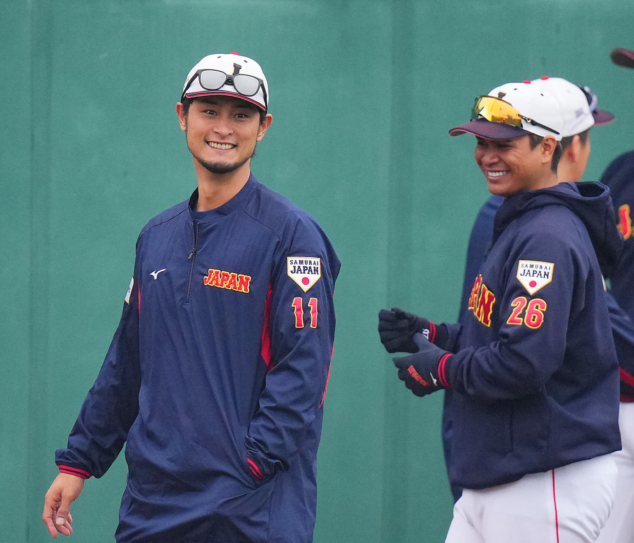 2月、侍ジャパン強化合宿で談笑するダルビッシュ（左）と宇田川