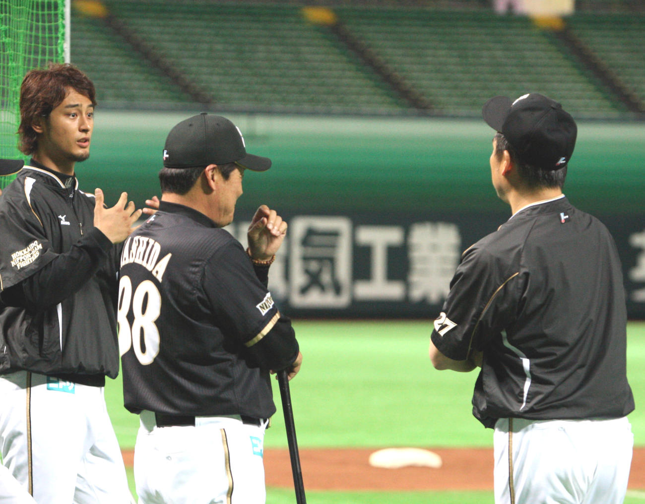 11年、梨田監督（中央）、中嶋聡（右）らと話すダルビッシュ