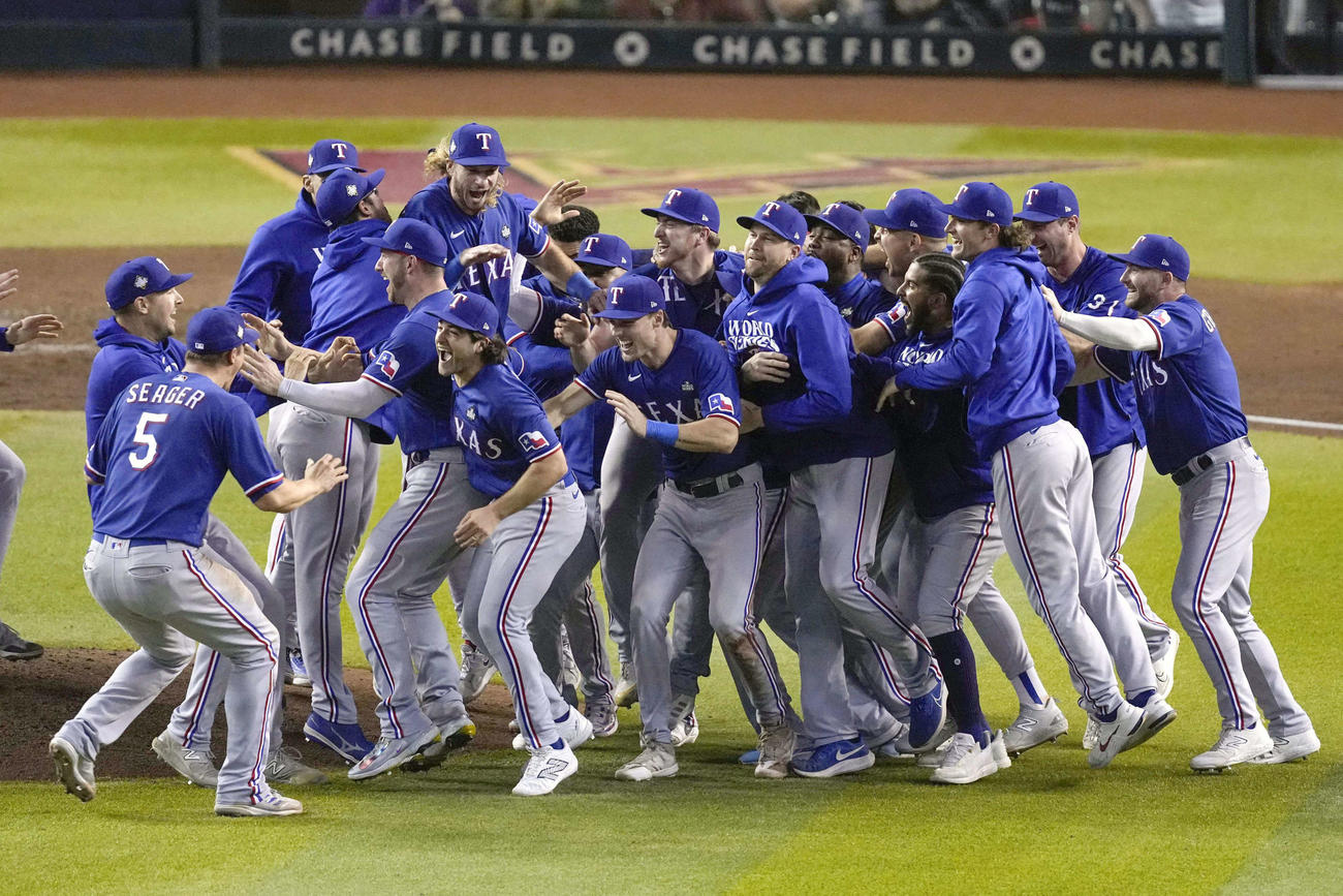 ワールドシリーズ初制覇を果たし、喜ぶレンジャーズの選手ら（AP）
