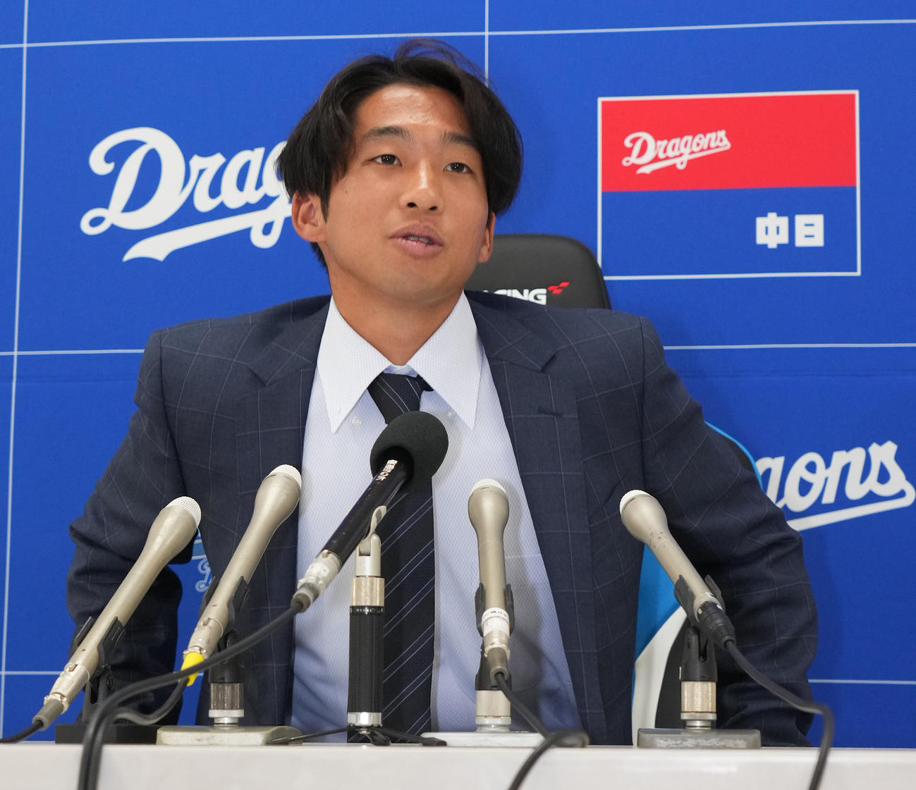 契約更改を終え会見場の席に着く田中（撮影・森本幸一）