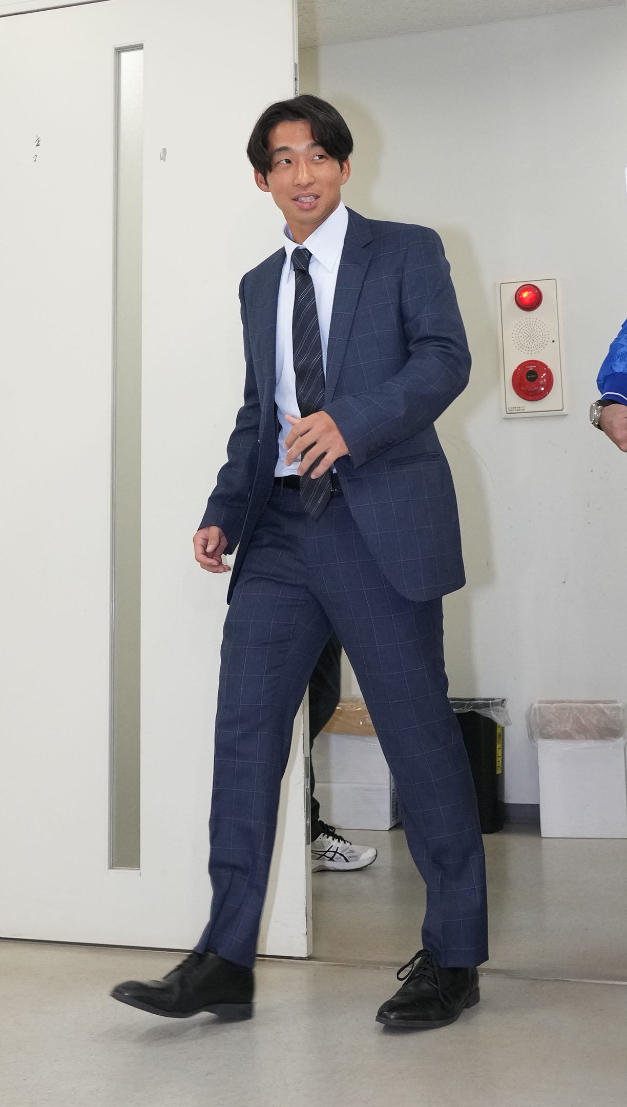 契約更改を終え会見場に姿を見せる田中（撮影・森本幸一）