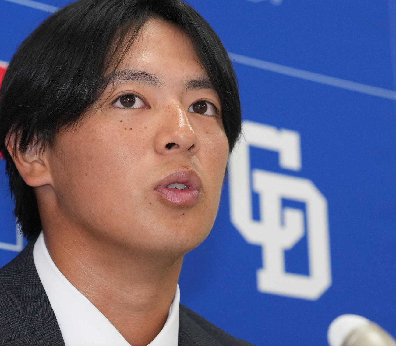 契約更改を終え会見する仲地（撮影・森本幸一）