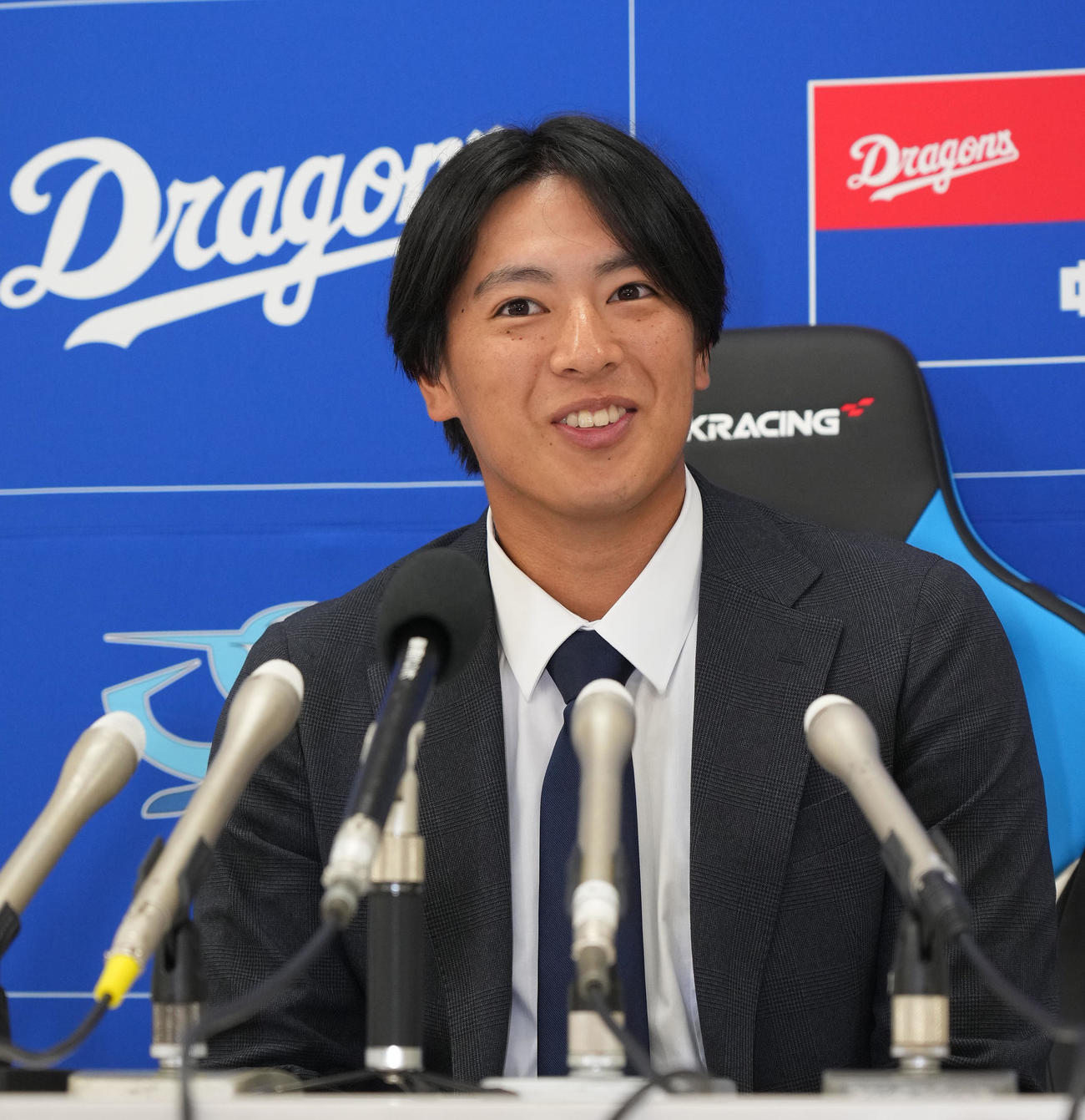 契約更改を終え会見する仲地（撮影・森本幸一）
