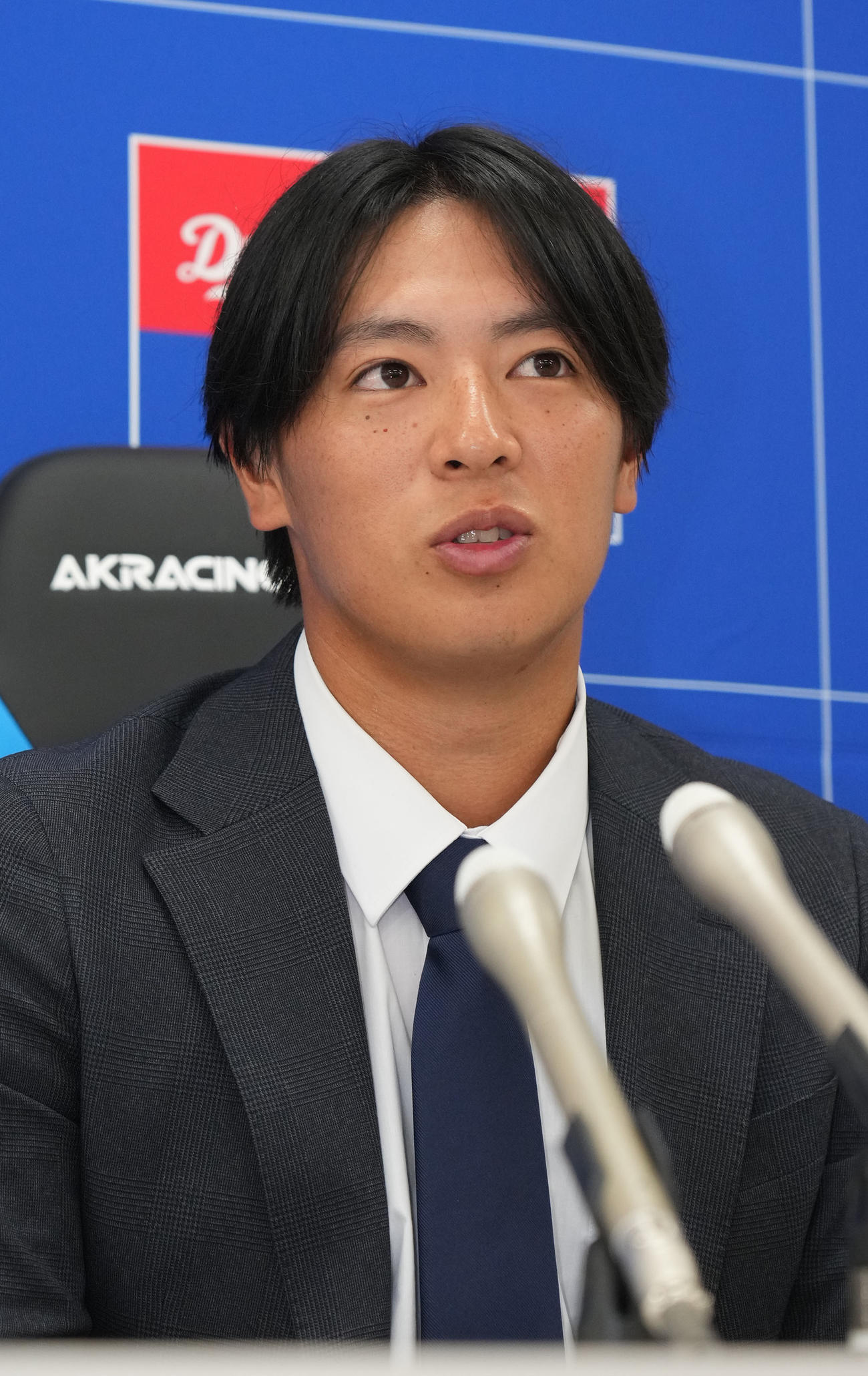 契約更改を終え会見する仲地（撮影・森本幸一）