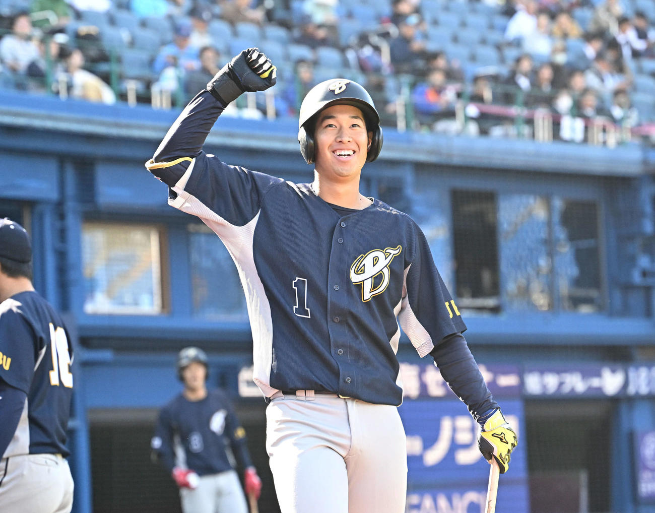 上武大対国際武道大　1回表上武大2死、島村は先制右越えソロ本塁打を放ち応援席へガッツポーズする（撮影・滝沢徹郎）