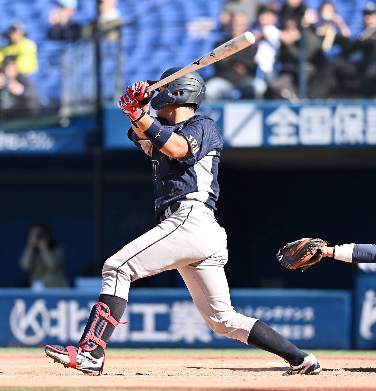 上武大対国際武道大　8回表上武大無死一、二塁、進藤は3点本塁打を放つ（撮影・滝沢徹郎）