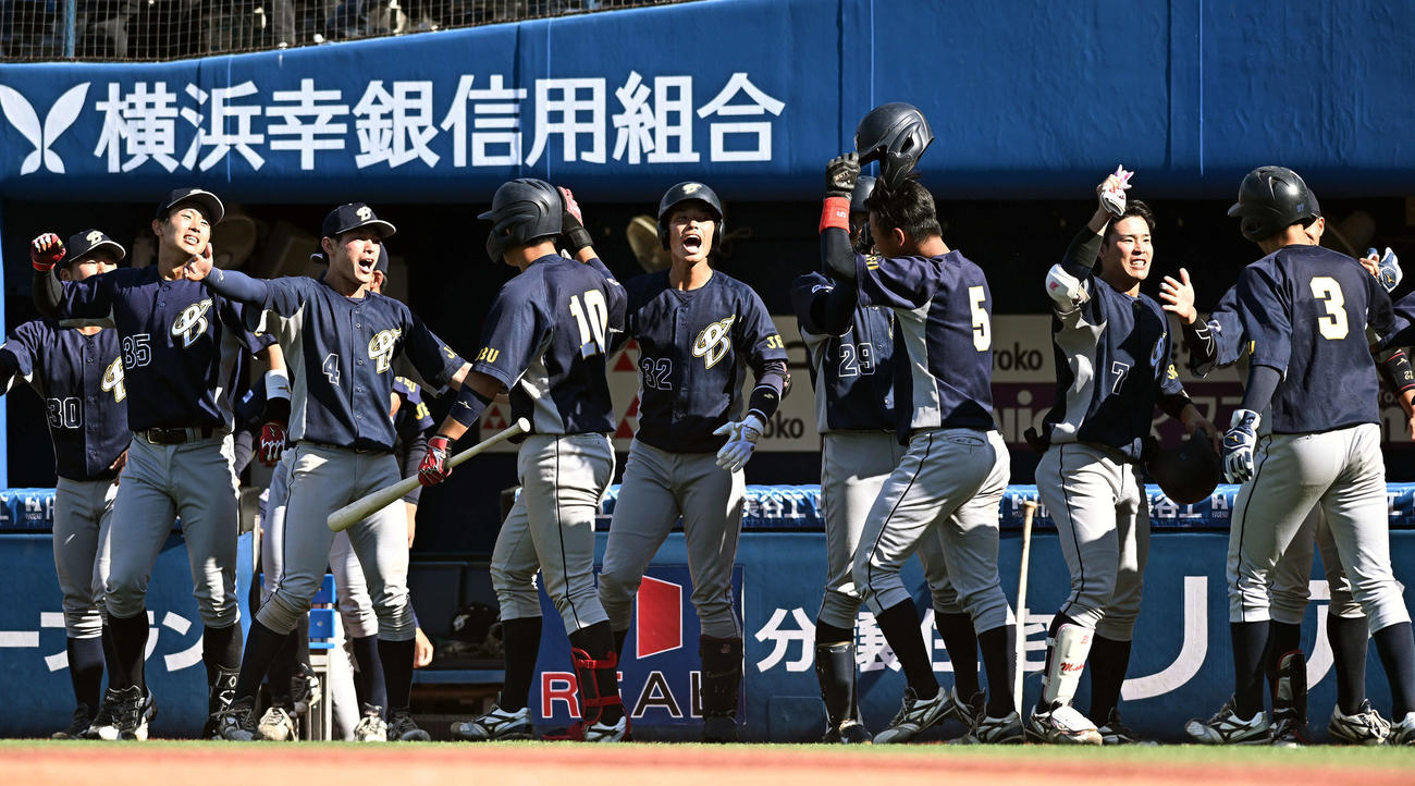 上武大対国際武道大　8回表上武大無死一、二塁、3点本塁打を放った進藤（背番号10）を迎える選手たち（撮影・滝沢徹郎）