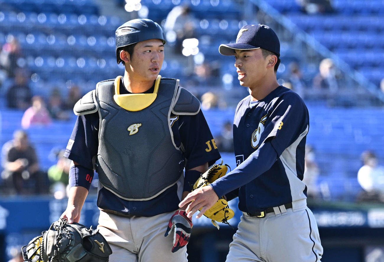 上武大対国際武道大　4回裏の守備を終えた上武大の捕手進藤（左）は井出と引き揚げる（撮影・滝沢徹郎）