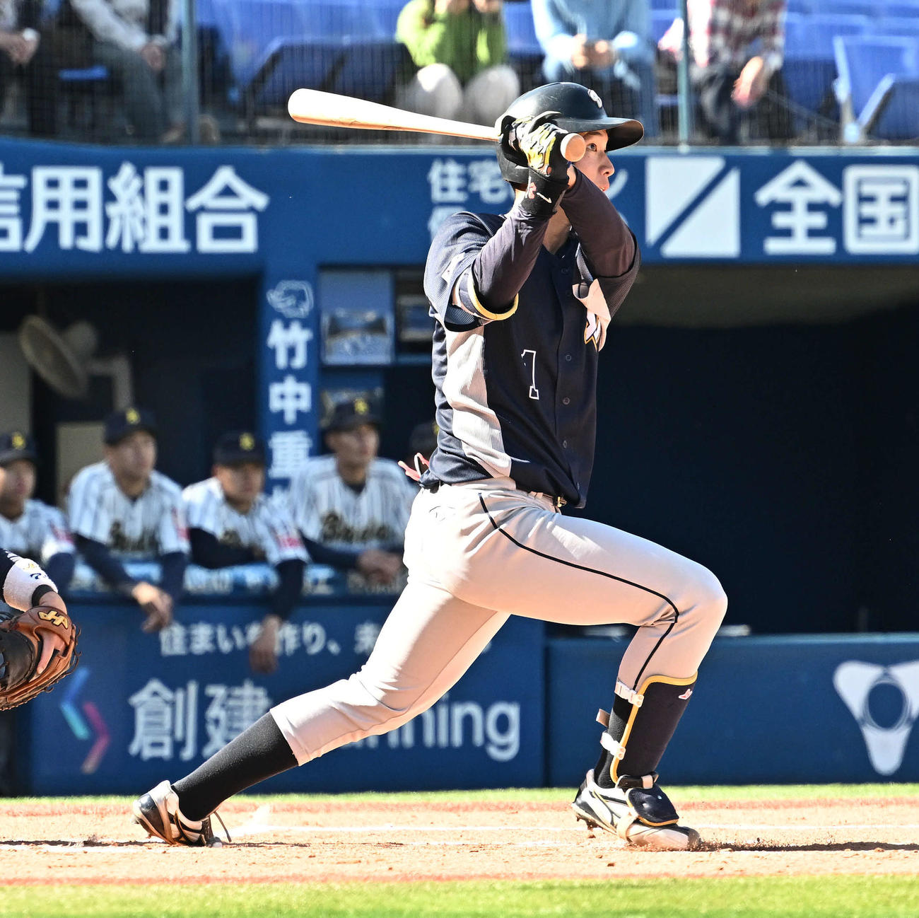 上武大対国際武道大　1回表上武大2死、島村は先制右越えソロ本塁打を放つ（撮影・滝沢徹郎）