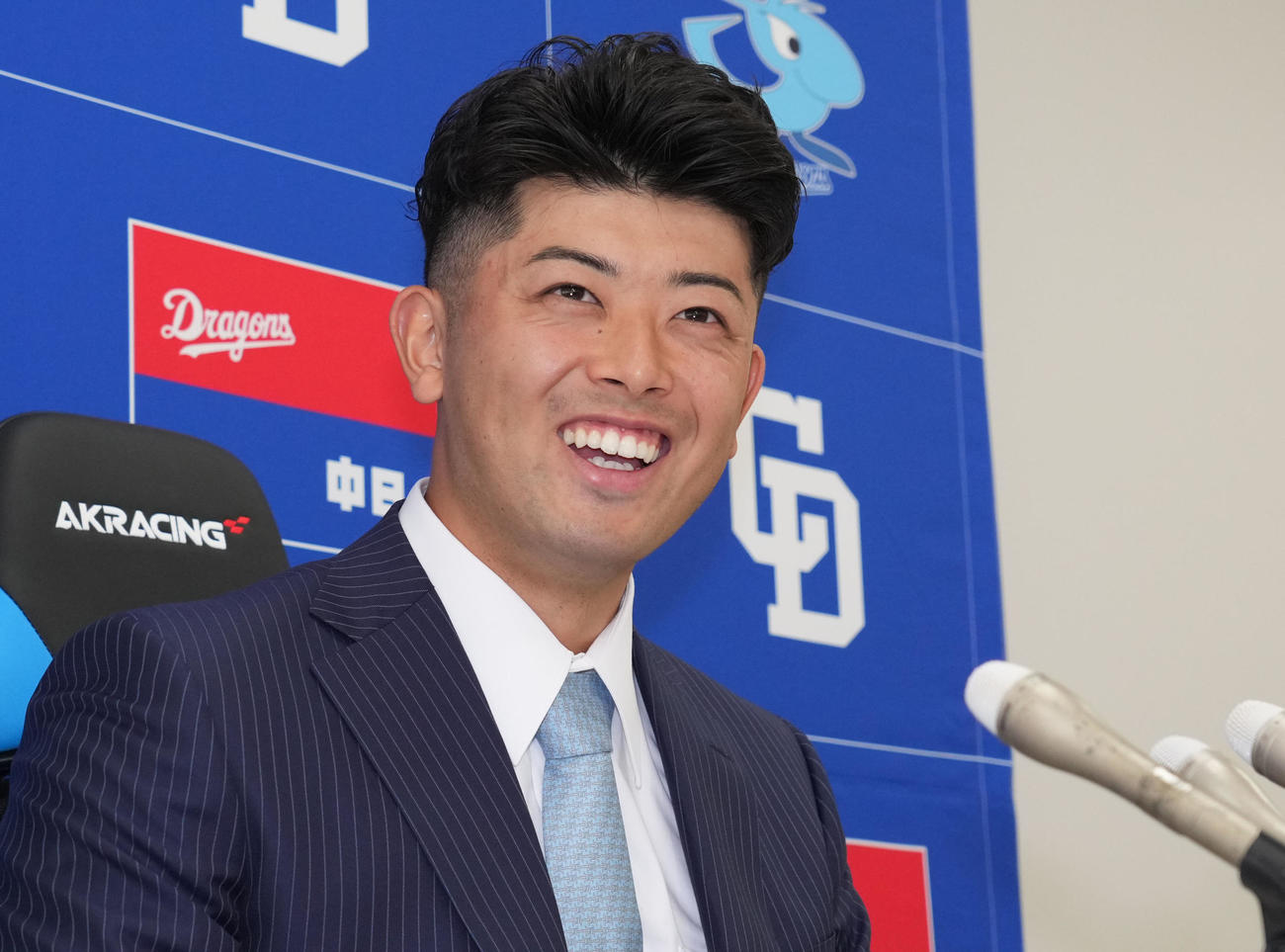 契約更改を終え会見で笑顔を見せる松山（撮影・森本幸一）