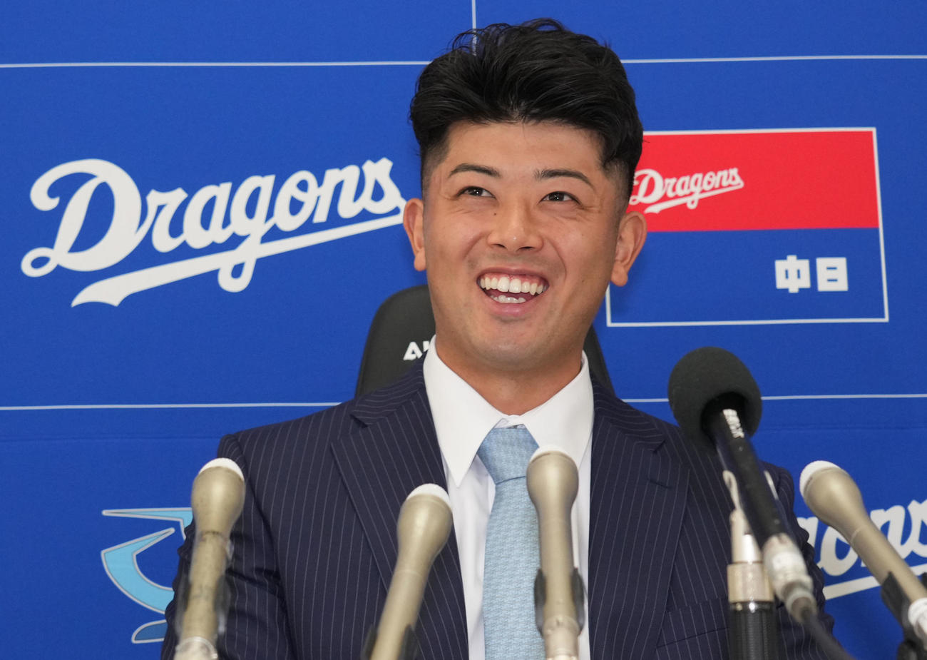 契約更改を終え会見で笑顔を見せる松山（撮影・森本幸一）
