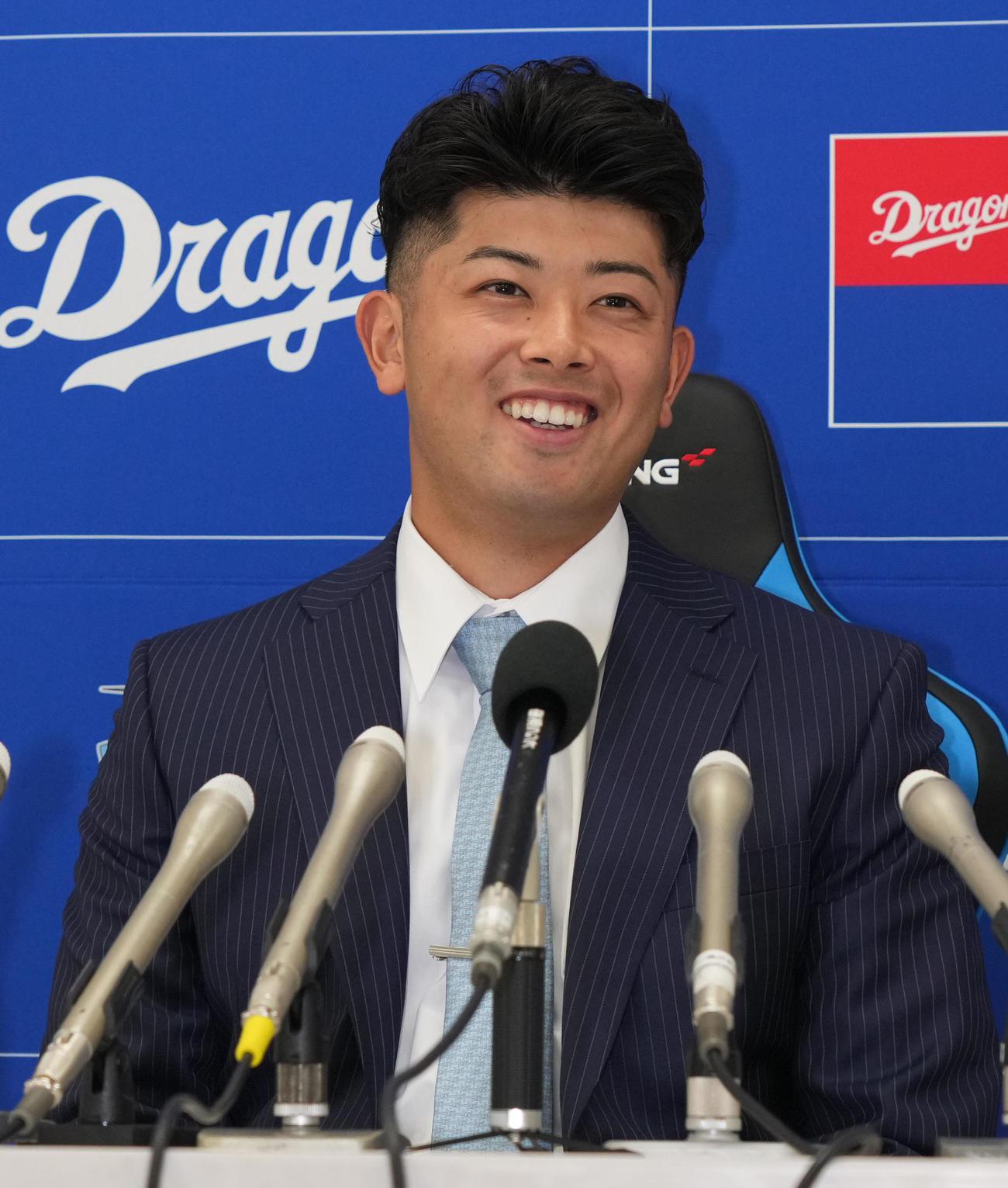 契約更改を終え会見で笑顔を見せる松山（撮影・森本幸一）