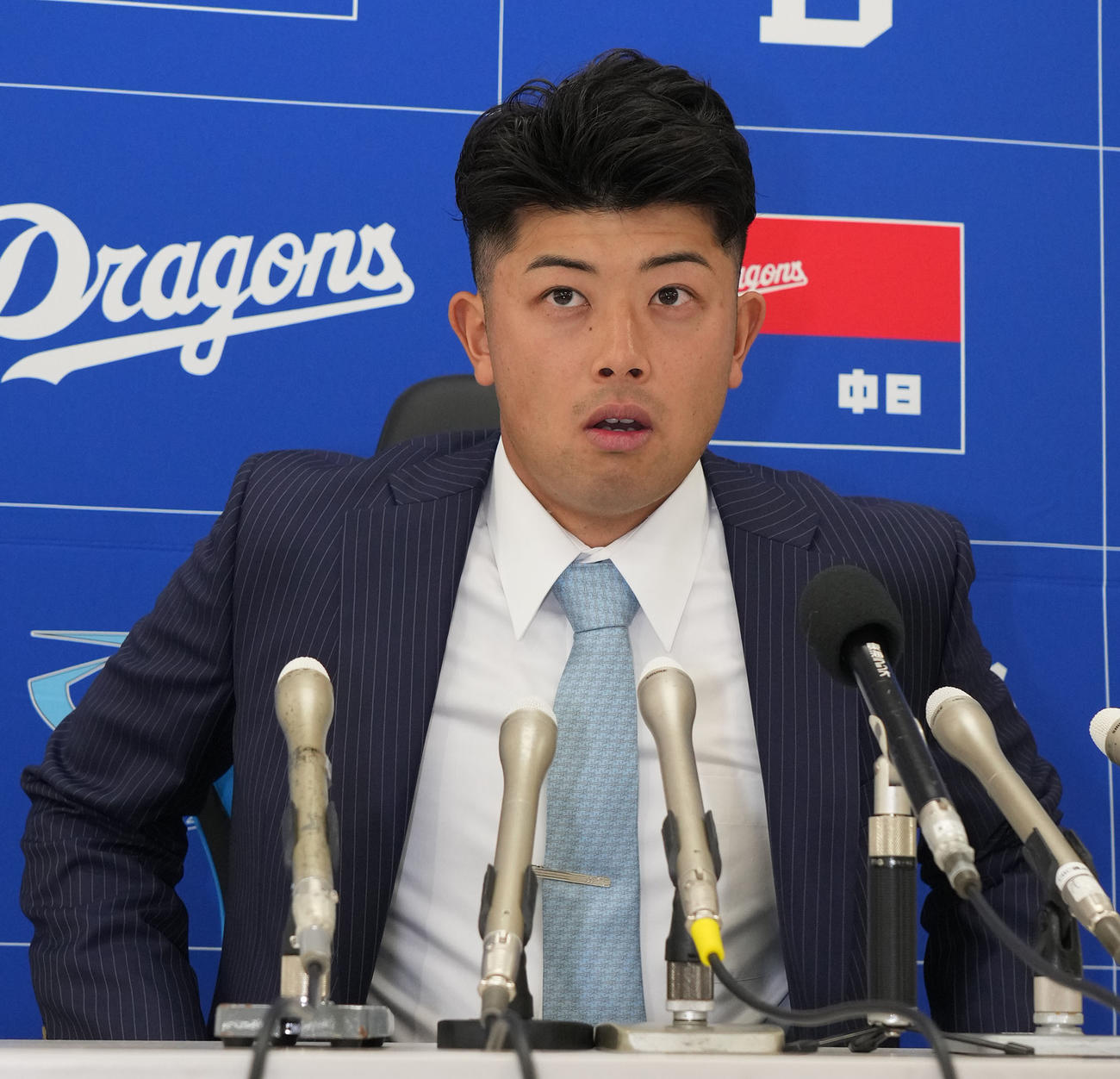 契約更改を終え会見場の席に着く松山（撮影・森本幸一）