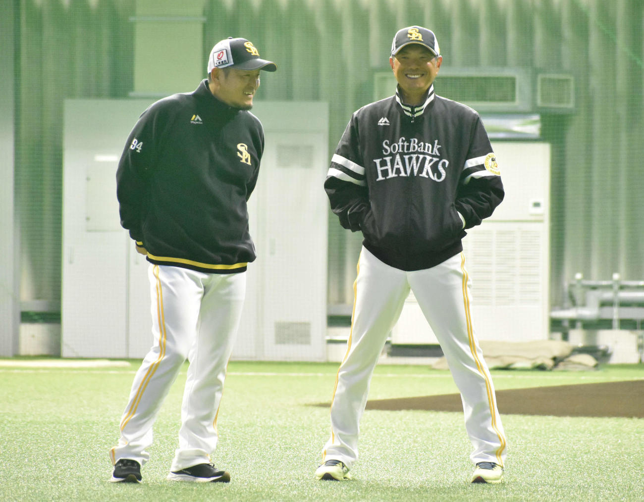 倉野1軍投手コーチ（左）と笑顔で話す小久保監督（撮影・只松憲）
